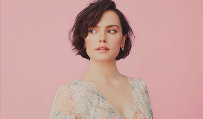 Daisy Ridley pose for a picture.
